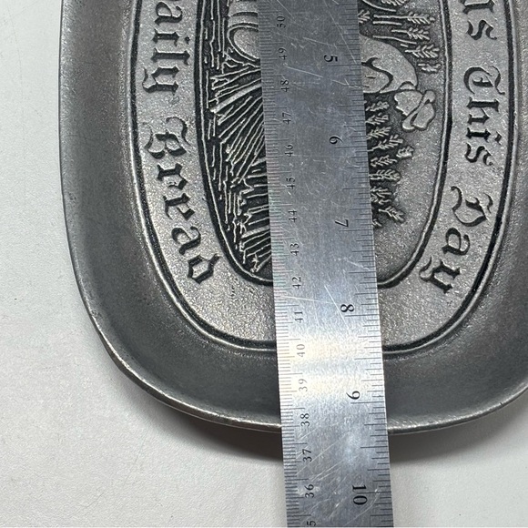 Vintage pewter Wilton Armetale serving tray “give us this day our daily bread” - Picture 6 of 7